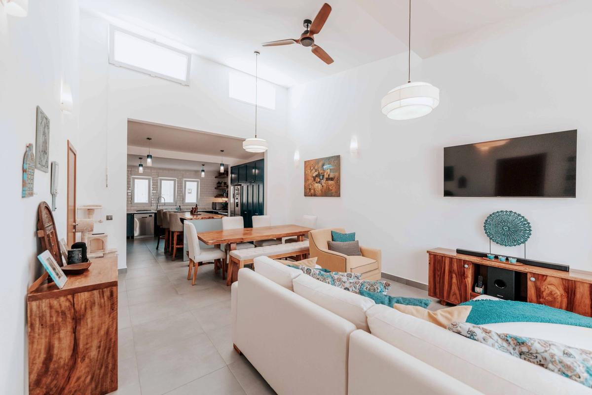 Le salon ouvert sur la cuisine