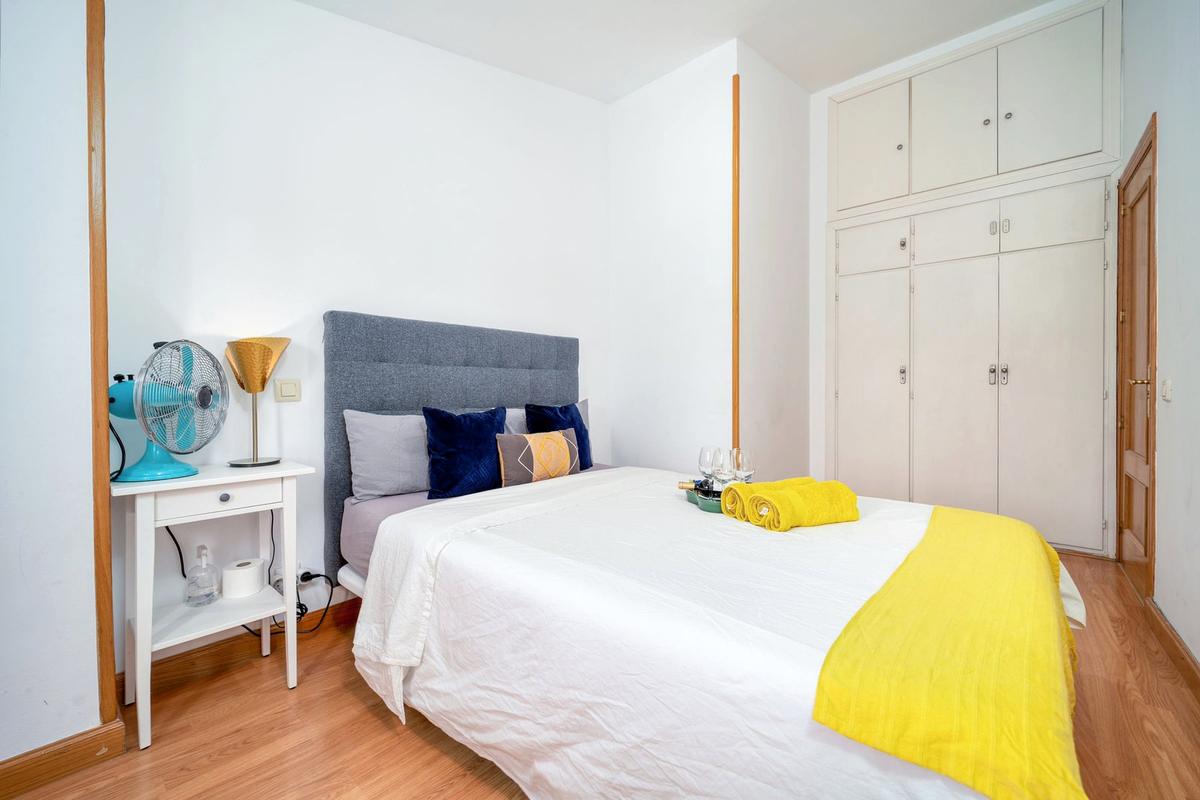 La deuxième chambre, lit double et placards intégrés