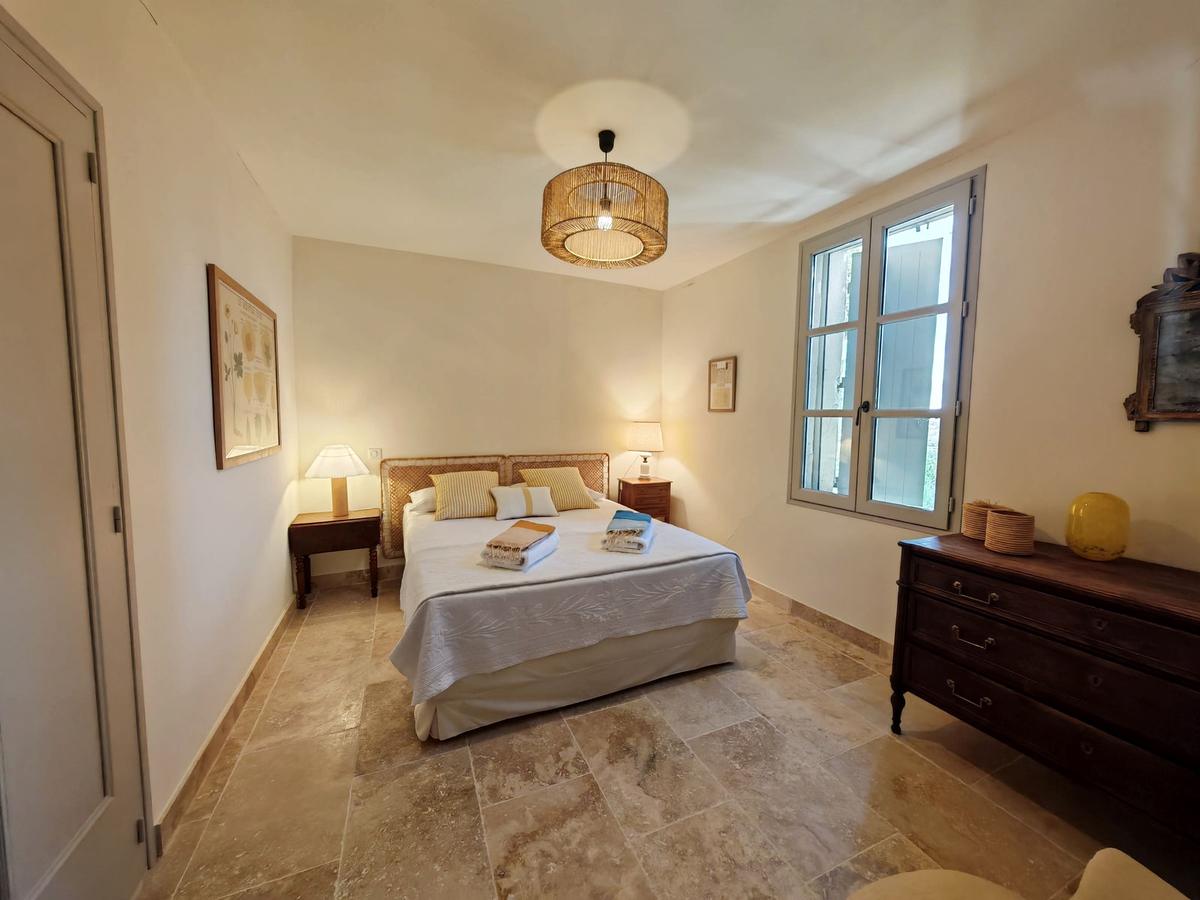 La troisième chambre, lit double et fenêtre à volets