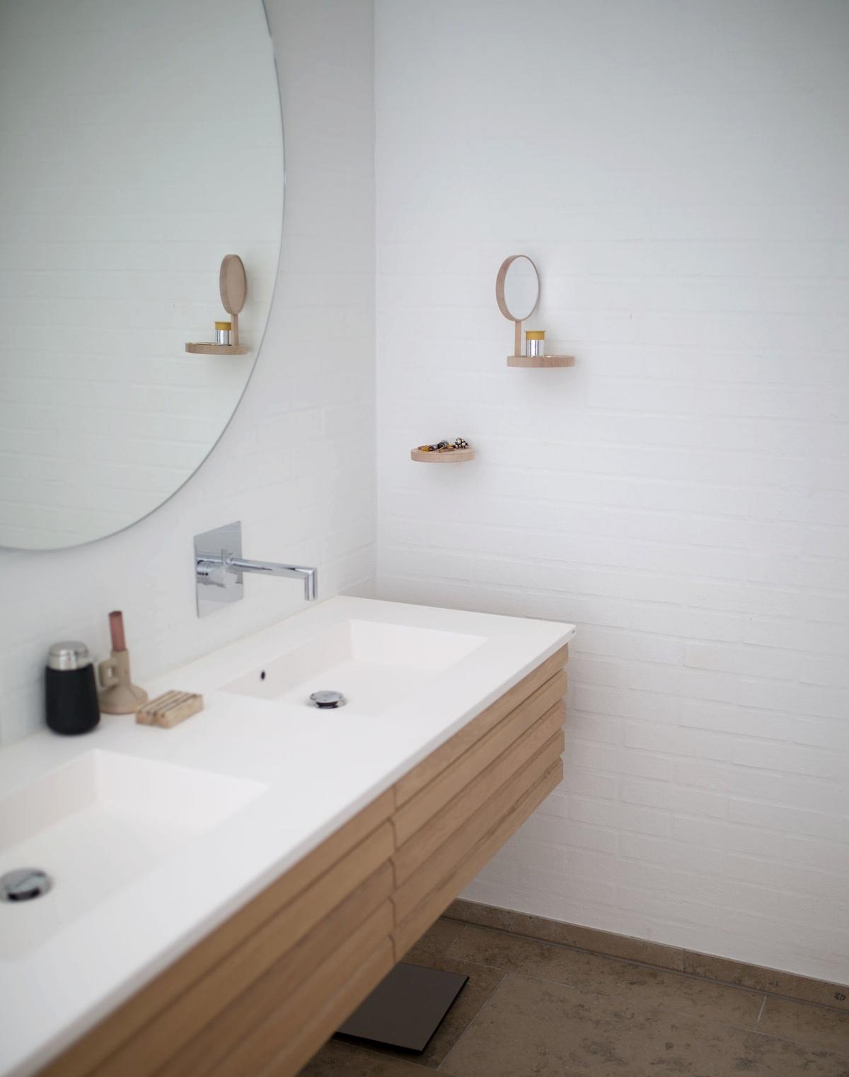 Une salle de bain claire avec douche et vasque