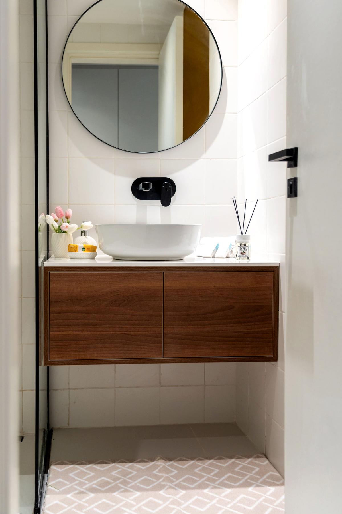 Une seconde salle de bain, douche et miroir rond