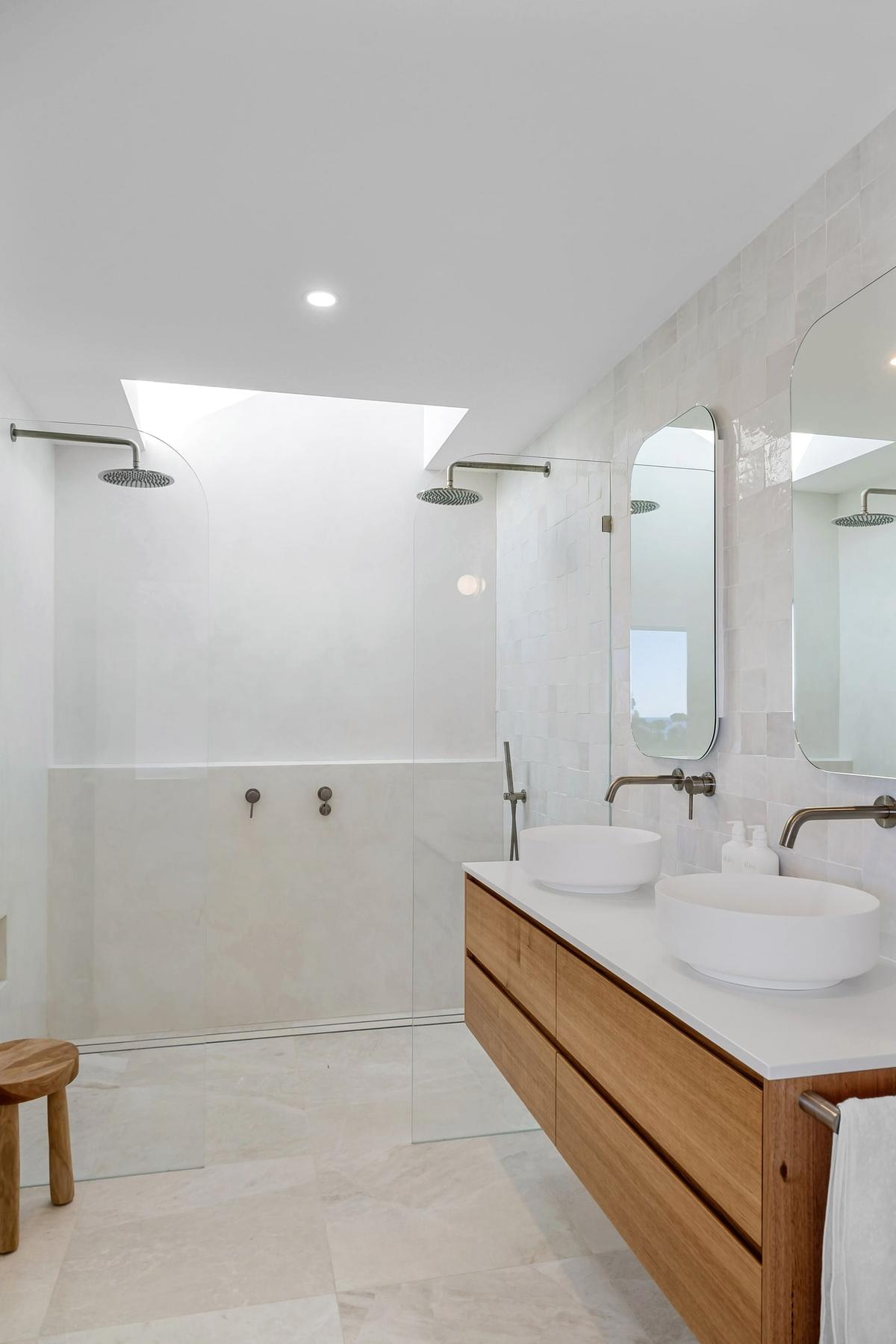 La salle de bain partagée, double douche et double vasque