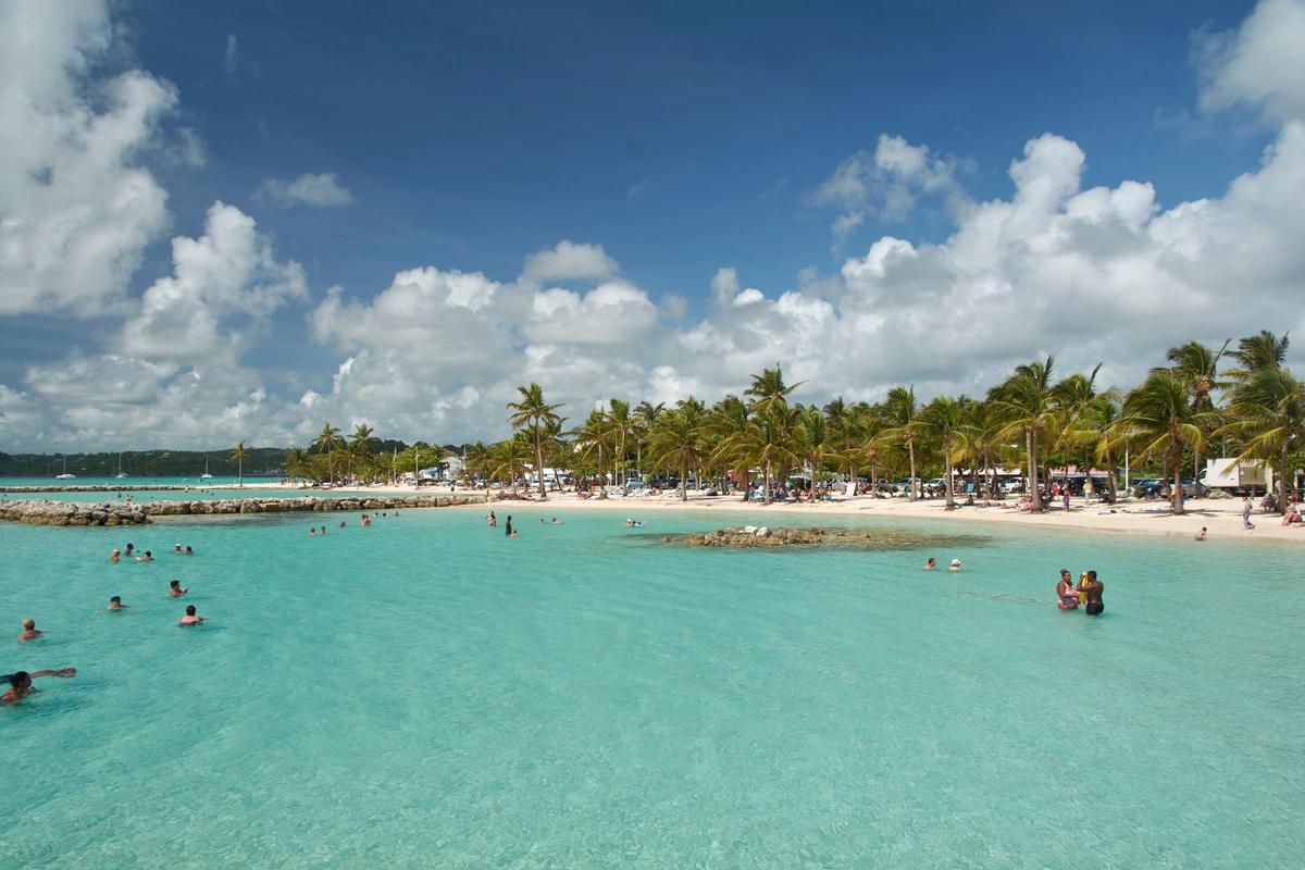 La plage de la Datcha, sable clair et eau peu profonde